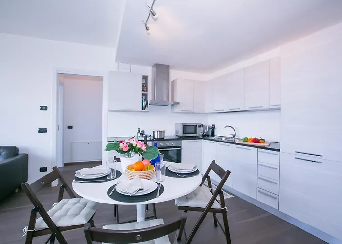 アパート Penthouse-Lakeview-Ac-Private Garden メナッジョ