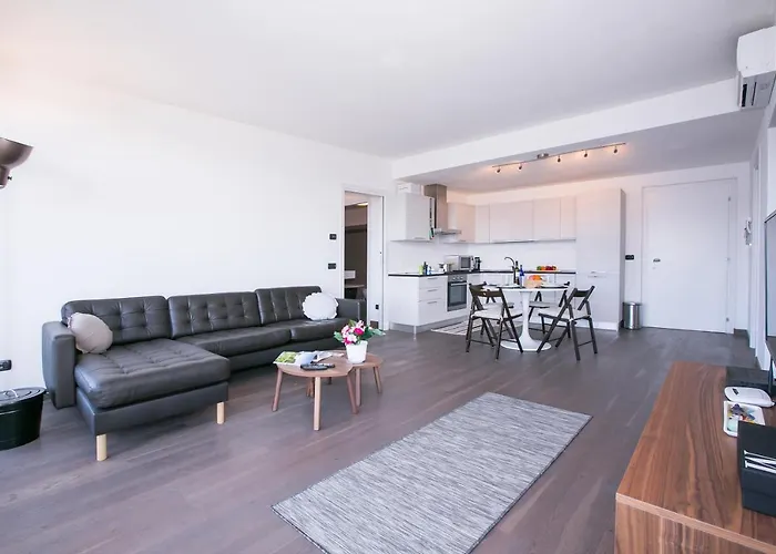 アパート Penthouse-Lakeview-Ac-Private Garden メナッジョ