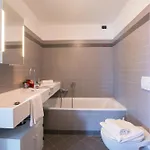 アパート Penthouse-lakeview-ac-private Garden メナッジョ