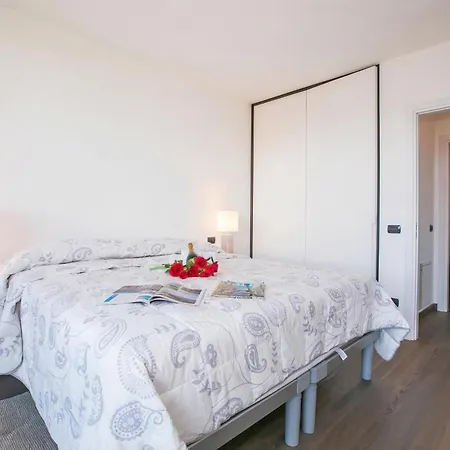 Penthouse-lakeview-ac-private Garden Daire